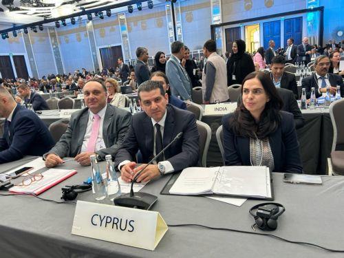 Enerji Bakanı Abu Dabide Yenilenebilir Enerji çalışmalarını anlattı