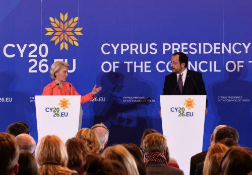 Μαζί θα πλοηγήσουμε σε ταραγμένα πολιτικά ύδατα, είπε η φον ντερ Λάιεν σε διάσκεψη με ΠτΔ (1)