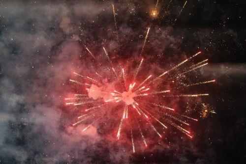 Βήμα για τη δημόσια ασφάλεια η ψήφιση του νόμου για πυροτεχνήματα, λέει η Υπ. Μεταλλείων και Λατομείων