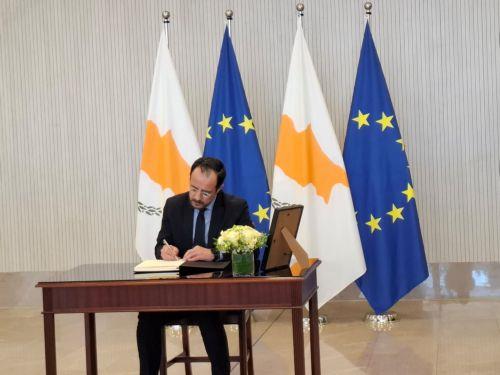 Υπέγραψαν το Βιβλίο Συλλυπητηρίων για τον Γιώργο Βασιλείου Πρόεδρος και Υπουργοί