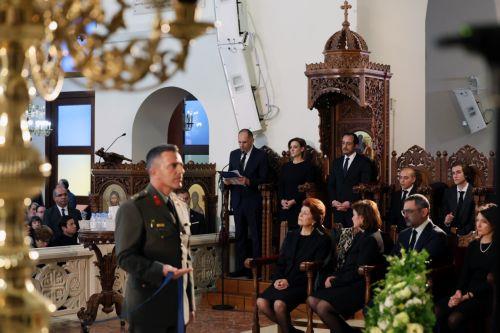 Με ένα παρατεταμένο χειροκρότημα το κατευόδιο για τον πρώην ΠτΔ Γ. Βασιλείου