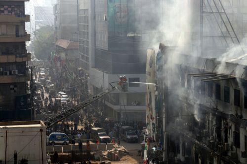Tουλάχιστον 21 νεκροί από φωτιά σε εμπορικό κέντρο στο Πακιστάν