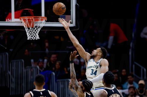 Στο 3-0 το νικηφόρο σερί των Μπακς