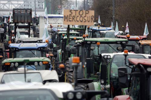 Χιλιάδες αγρότες διαμαρτύρονται για τη συμφωνία ΕΕ–Mercosur στο Στρασβούργο