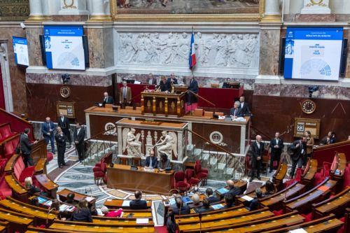 Αντιμέτωπη με δύο προτάσεις μομφής εκ νέου η γαλλική Κυβέρνηση