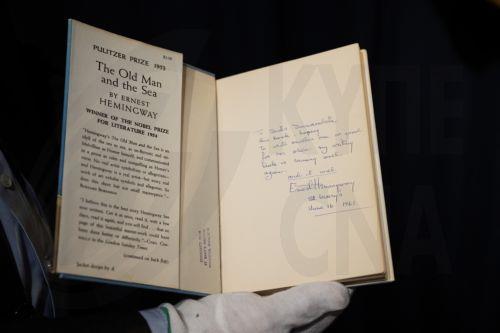 Αντίτυπο του «Ο γέρος και η Θάλασσα» με τελευταίο γραπτό του Χέμινγουεϊ στο Μουσείο Νόμπελ