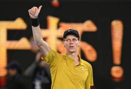 Στους «16» του Australian Open ο Σίνερ, πρόκριση με ρεκόρ για Τζόκοβιτς