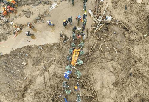 Στους 34 αυξήθηκαν οι νεκροί από την κατολίσθηση στην Ινδονησία