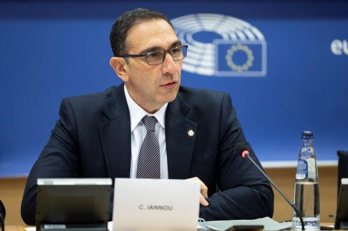 ΥΠΕΣ: H στέγαση αποτελεί ένα από τα πιο επείγοντα κοινωνικά ζητήματα