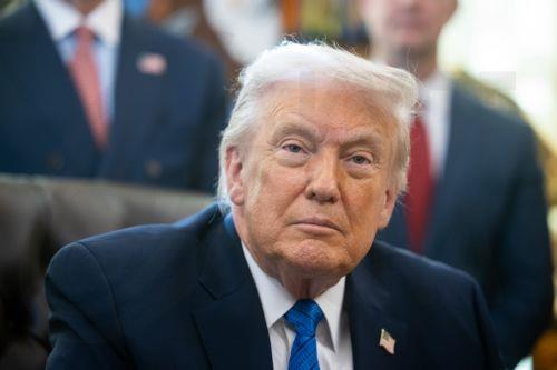 Μια μεγάλη αρμάδα κατευθύνεται προς το Ιράν, λέει ο Τραμπ