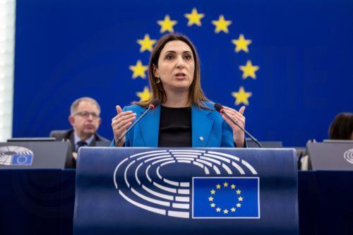 Η ανταγωνιστικότητα συνδέεται άμεσα με στρατηγική αυτονομία, είπε η Ραουνά στο ΕΚ