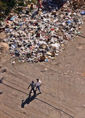 Πληθαίνουν οι σωροί σκουπιδιών στους δρόμους της Αβάνας