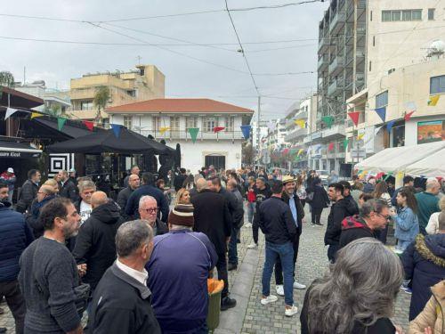 Με μουσική και τσίκνισμα στην Ερμού γιόρτασαν την Τσικνοπέμπτη στη Λάρνακα