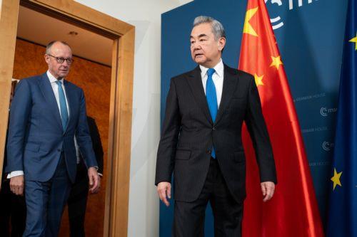 Ο ΥΠΕΞ Κίνας λέει ότι θέλει να περάσει σε «νέο επίπεδο» η σχέση Πεκίνου-Βερολίνου