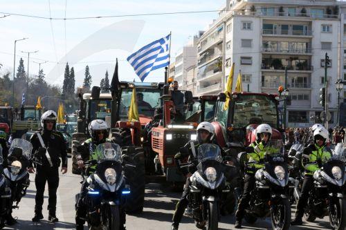 Αποχώρησαν τα τρακτέρ των αγροτών από το Σύνταγμα