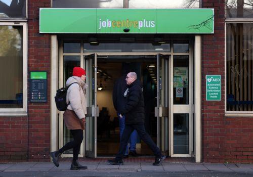 Απροσδόκητη μείωση της ανεργίας στη Βρετανία, στο 4,9%, το τρίμηνο μέχρι Φεβρουάριο