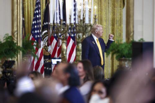 Οι «συναλλακτικές» λύσεις του Τραμπ για άλλη μια εβδομάδα στο επίκεντρο του ξένου Τύπου