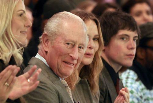Ο βασιλιάς Κάρολος στην Εβδομάδα Μόδας του Λονδίνου μετά τη σύλληψη του αδελφού του