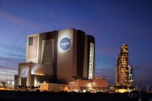 Η NASA αναθεωρεί την αποστολή Artemis για την επιστροφή στη Σελήνη