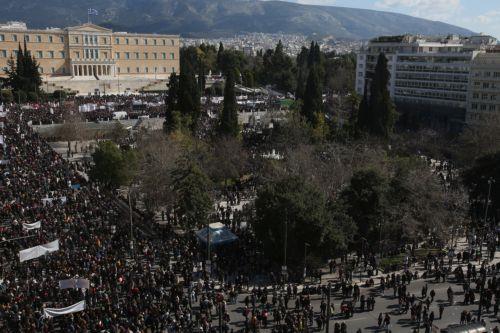 Χιλιάδες κόσμου τίμησαν τα θύματα των Τεμπών σε συγκεντρώσεις σε όλη την Ελλάδα