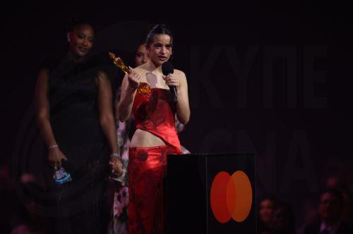 Στοιχεία από θέατρο και όπερα φέρνει στη σκηνή η Rosalía στην περιοδεία Lux Tour