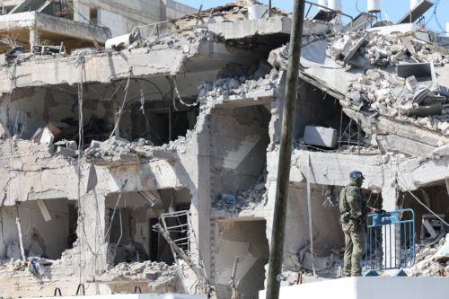 Το Ιράν απειλεί με άνευ προηγουμένου πλήγματα, το Ισραήλ λέει κατέστρεψε σχεδόν τα μισά αποθέματα πυραύλων