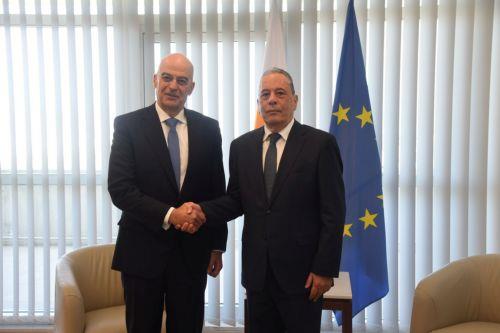 Για ασφάλεια και αμυντική συνεργασία συζήτησαν στη Θεσσαλονίκη οι ΥΠΑΜ Κύπρου-Ελλάδας