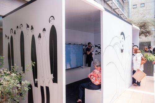 Η εικαστική εγκατάσταση «Ο Πόλεμος με τα Μάτια της» ταξιδεύει στην Αθήνα