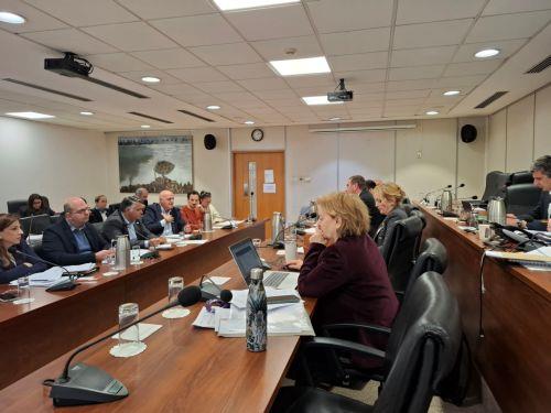 Το αυτοδιοίκητο των ομοσπονδιών δεν σημαίνει ανέλεγκτο, είπαν Βουλευτές στον ΚΟΑ