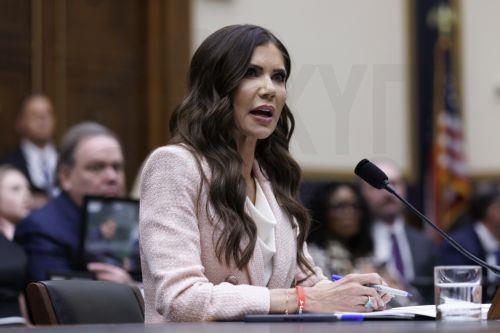 Ο Τραμπ απομακρύνει υπουργό Εσωτερικής Ασφάλειας, στη θέση της ο γερουσιαστής Μαρκγουέιν Μάλιν