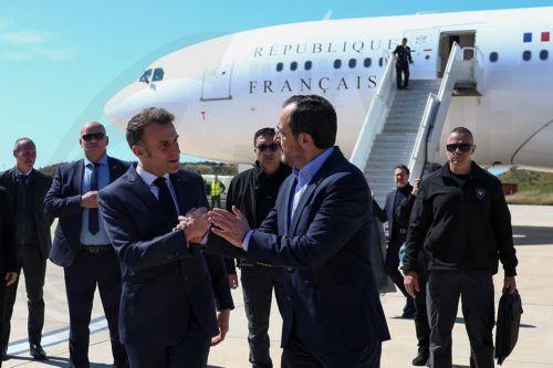 Στην αεροπορική βάση Ανδρέας Παπανδρέου Μητσοτάκης και Μακρόν, υποδοχή από ΠτΔ