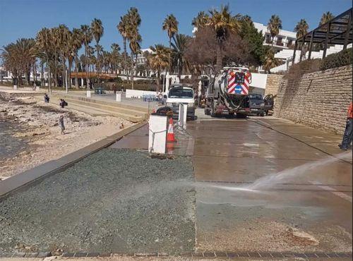 Άμεση παρέμβαση του Δήμου Πάφου για προσωρινή αποκατάσταση στον παραλιακό πεζόδρομο