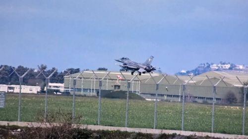 Απογείωση δύο F-16 από αεροπορική βάση Ανδρέας Παπανδρέου στο πλαίσιο εκπαίδευσης