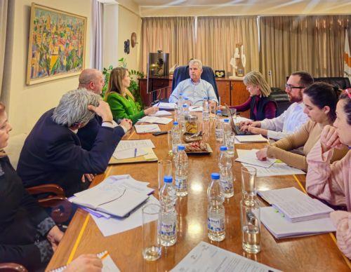 Τα δικαιώματα παιδιών με γονέα υπό κράτηση συζήτησαν Υπ. Δικαιοσύνης και αρμόδια Επίτροπος