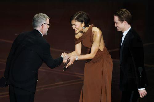 Η Zendaya στα Όσκαρ με δαχτυλίδι αρραβώνων και βέρα