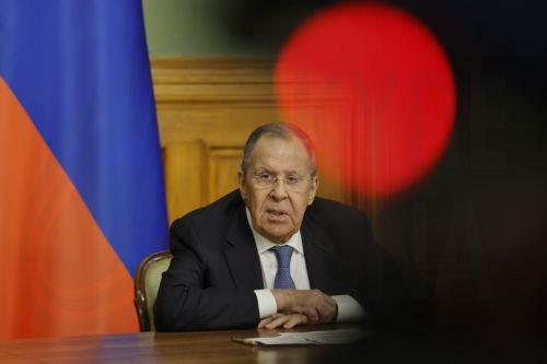 Να πάψουν επιθέσεις κατά αμάχων και πολιτικών υποδομών στη Μέση Ανατολή, λέει ο Λαβρόφ