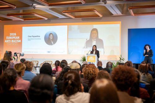 Ο ρατσισμός παραμένει σημαντική πρόκληση για θεμελιώδεις αξίες ΕΕ, λέει η Κ. Παπαέλληνα