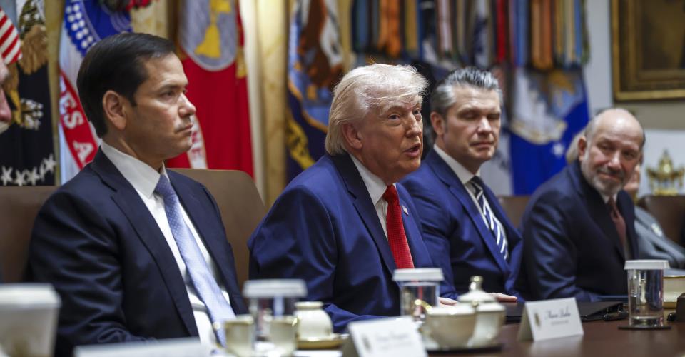 Ο Τραμπ αναστέλλει τις επιθέσεις σε ενεργειακές υποδομές του Ιράν μέχρι 6...