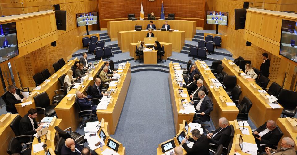 Ολομέλεια με αναπομπές, ν/σ για πρόσφυγες, ρυθμίσεις για...