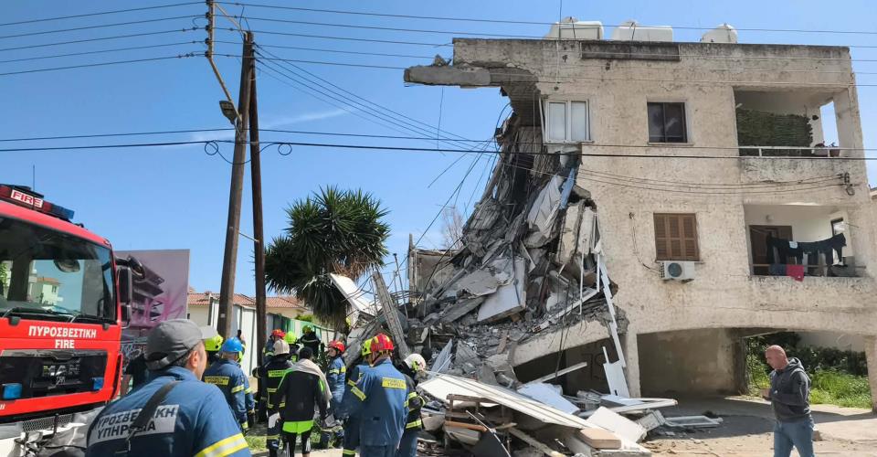 Και δεύτερο άτομο εντόπισε η Πυροσβεστική  στα συντρίμμια του κτιρίου που...