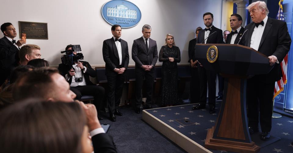 Οι πυροβολισμοί «δεν θα με αποτρέψουν» από τον πόλεμο με το Ιράν, λέει ο Τραμπ