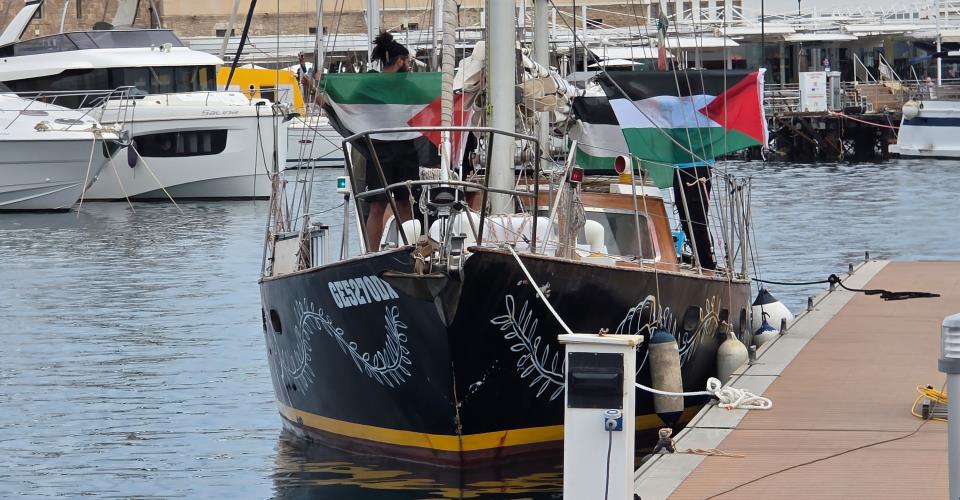 Πλοιάριο του στολίσκου για τη Γάζα κατέπλευσε στην Πάφο [ΒΙΝΤΕΟ]