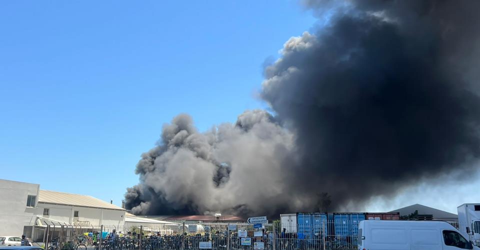 Ανεξέλεγκτη η φωτιά στο εργοστάσιο στην Αραδίππου με επτά πυροσβεστικά οχήματα...