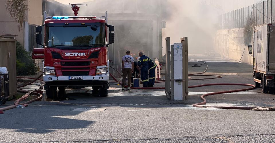 Περιορίστηκε εντός του χώρου του εργοστασίου η πυρκαγιά στην Αραδίππου