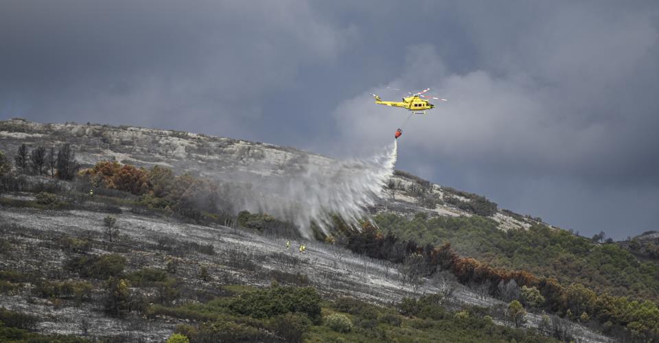 Μάχη με τις φλόγες δίνουν οι πυροσβέστες σε μεγάλη πυρκαγιά στην Ανδαλουσία