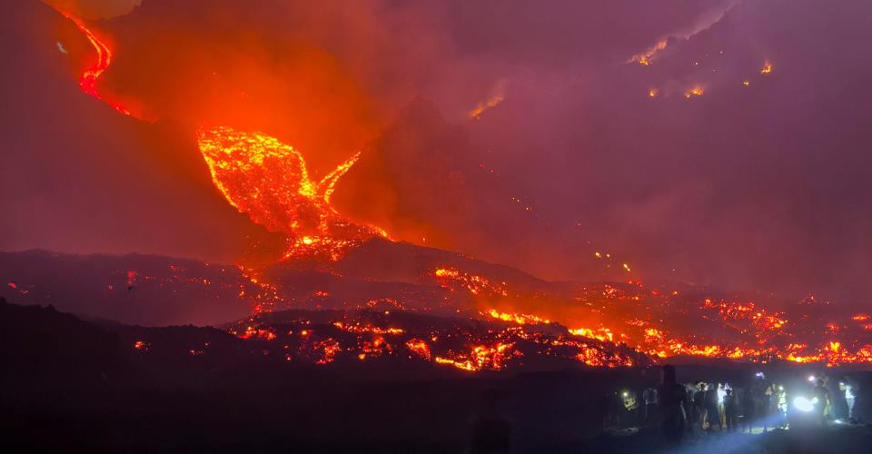 Παρατείνεται το κλείσιμο του αεροδρομίου της Κατάνιας λόγω ηφαιστείου