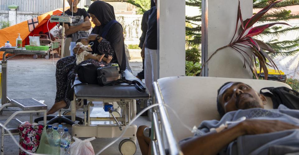 53 οι νεκροί, χιλιάδες άνθρωποι έχουν ανάγκη από επείγουσα βοήθεια από σεισμό...