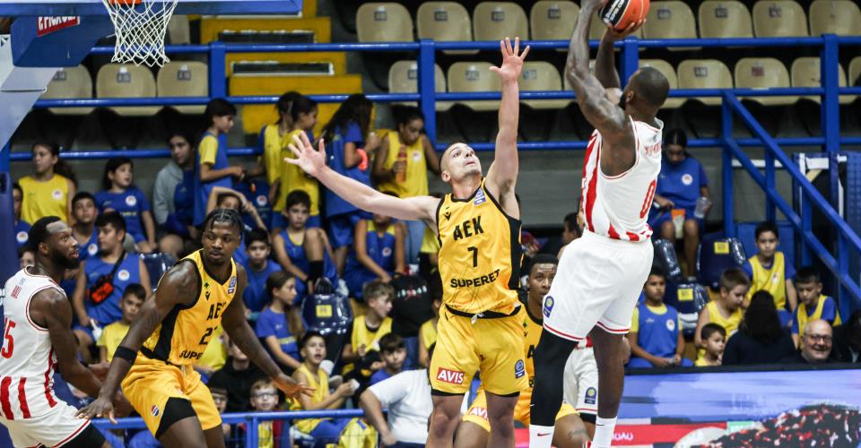 Ολυμπιακός-ΑΕΚ 93-80 στον πρώτο ημιτελικό του Σούπερ Καπ