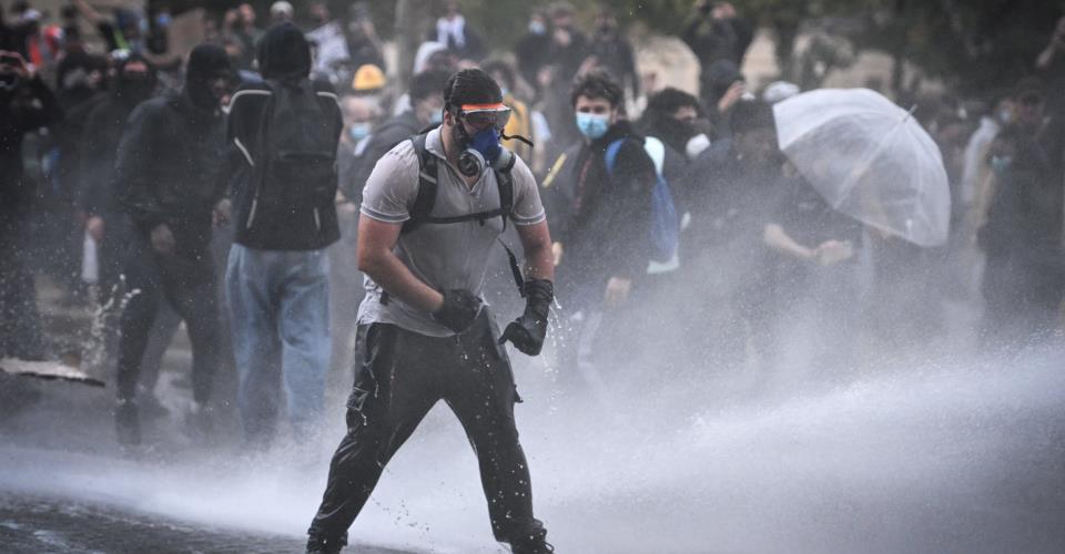 Κίτρινα Γιλέκα και μαθητές ενώνουν την οργή τους στους δρόμους της Γαλλίας