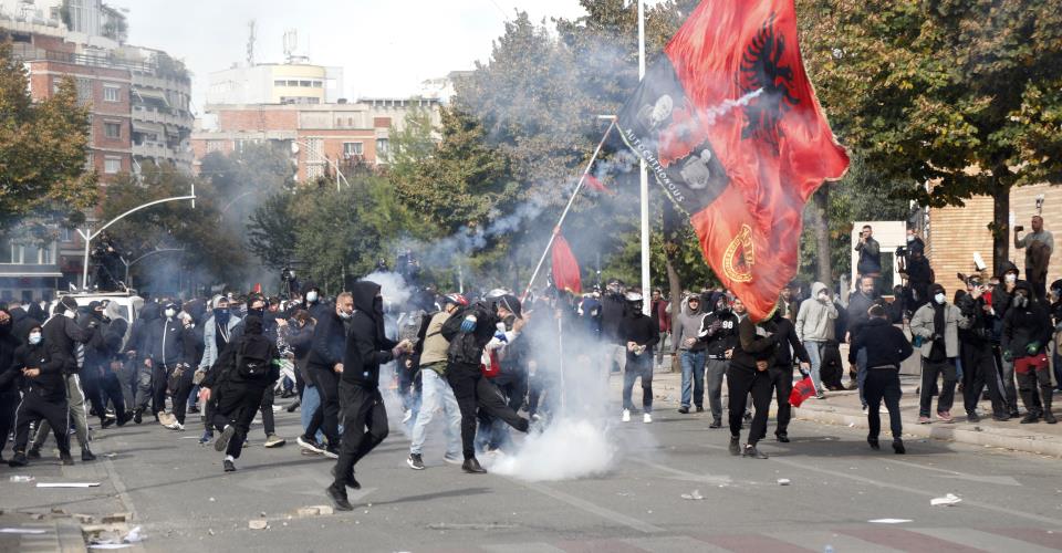 Αλβανία: Μπαραζ μολότοφ, δακρυγόνων και πετροπόλεμος στα Τίρανα